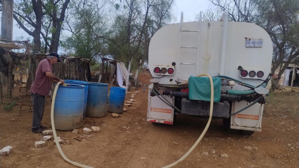 Distribución de agua potable en pipas.