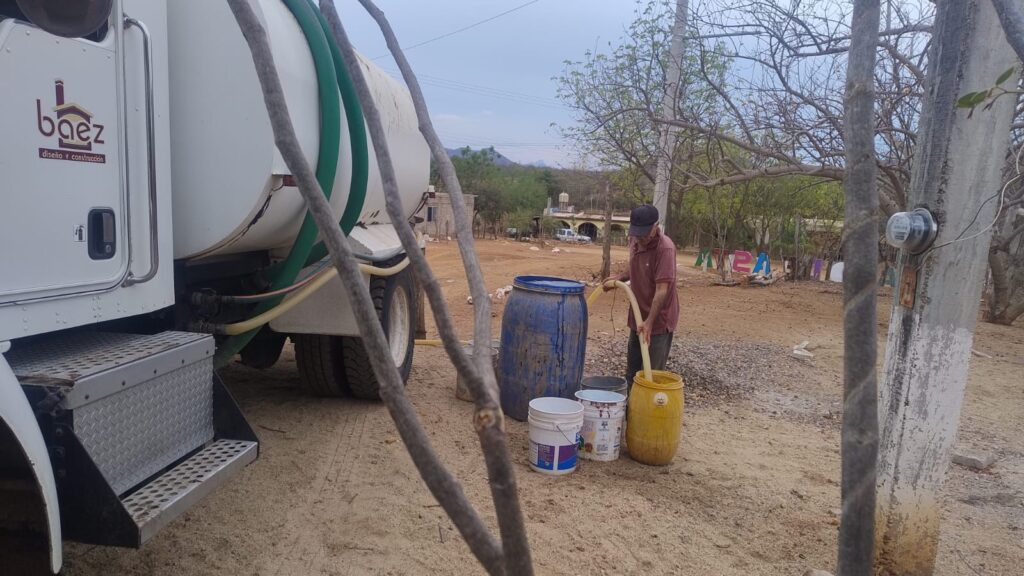 Distribución de agua potable en pipas.
