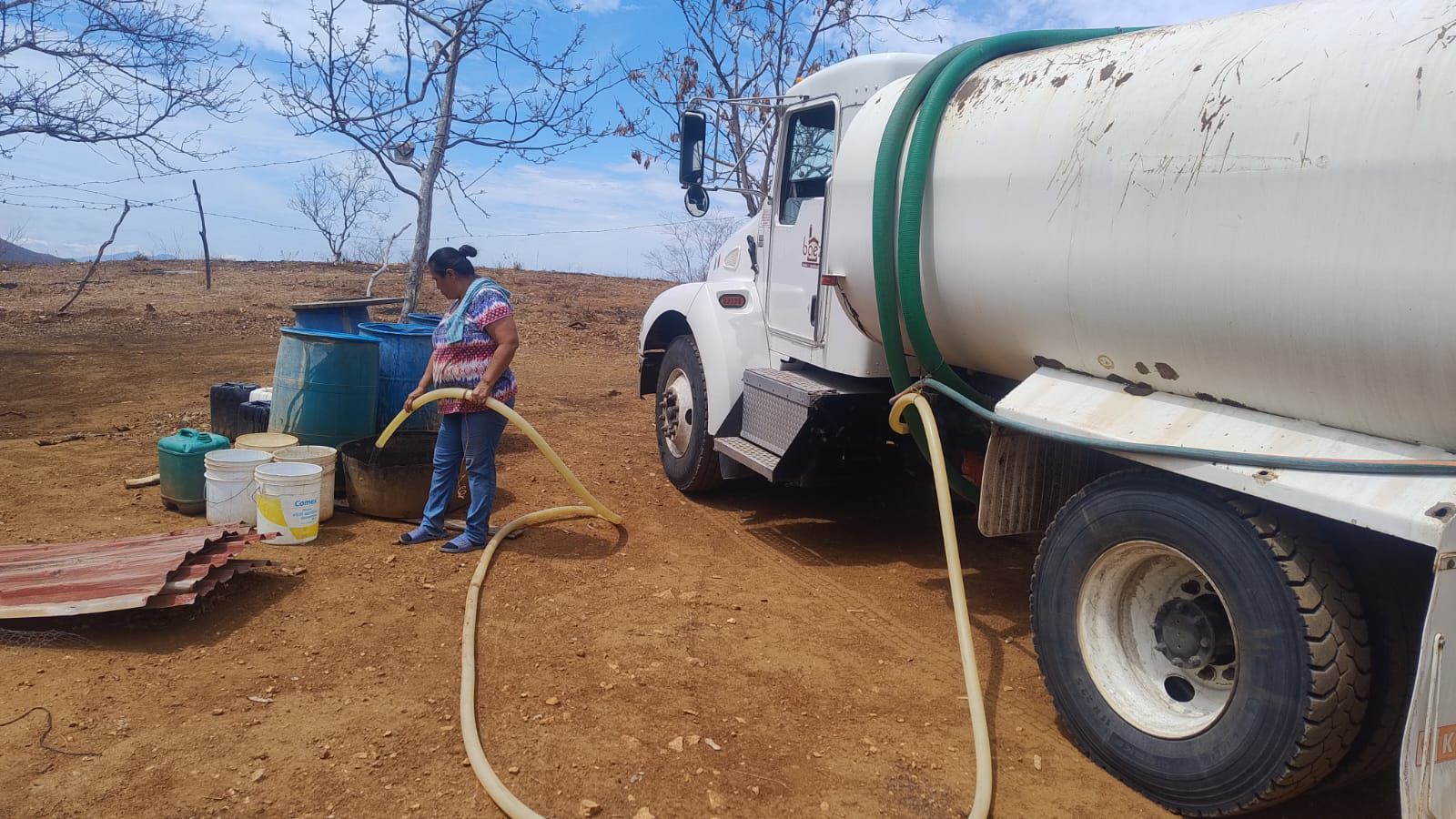 Distribución de agua potable en pipas.