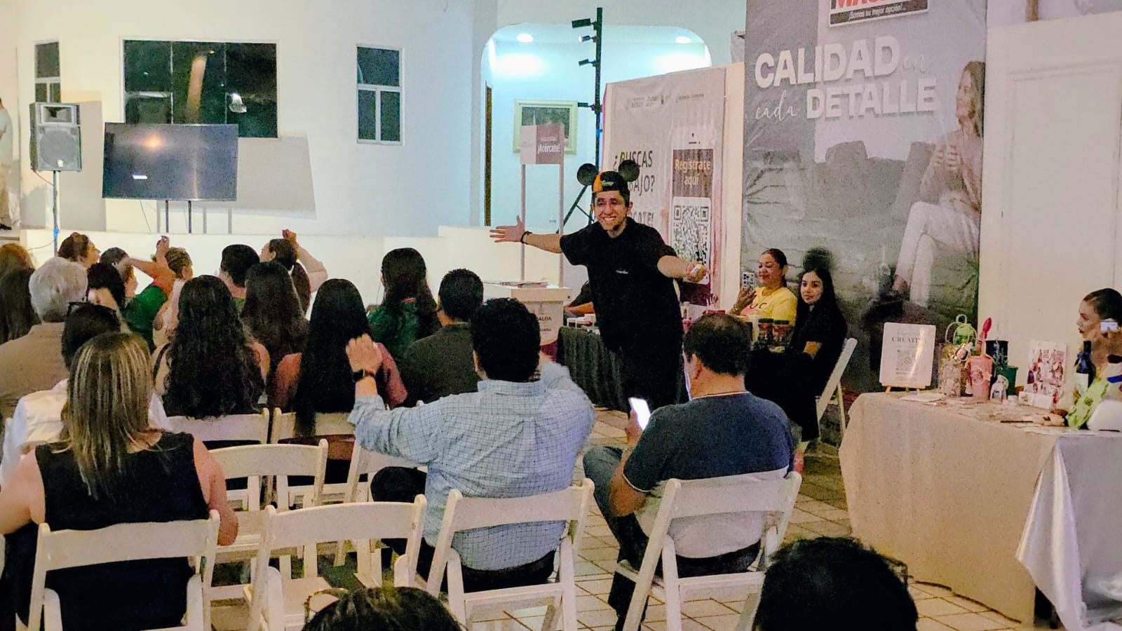 Jassiel Aguilar dando plática a personas