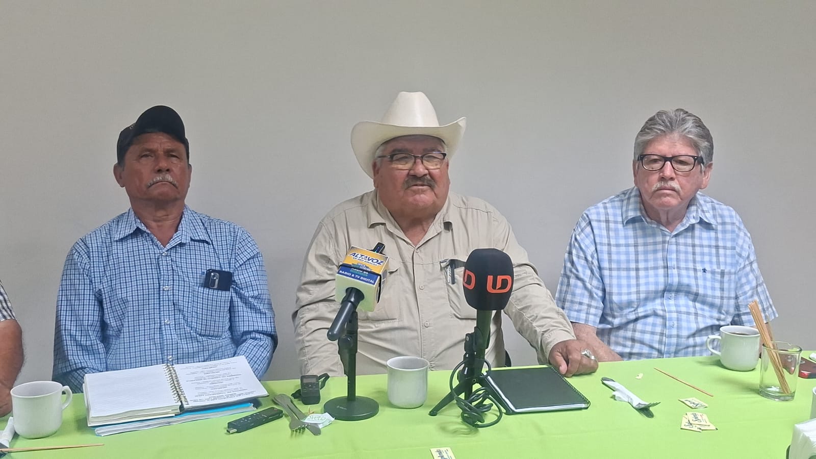 Jesús García Cota, productor del ejido Las Vacas, Juan José Ríos, en una rueda de prensa.