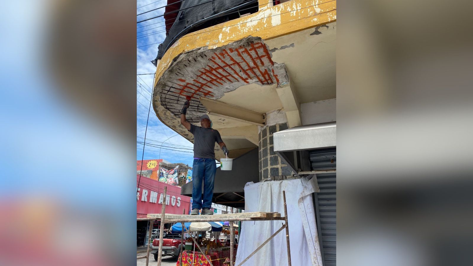 Persona realizando trabajos en techo/marquesina
