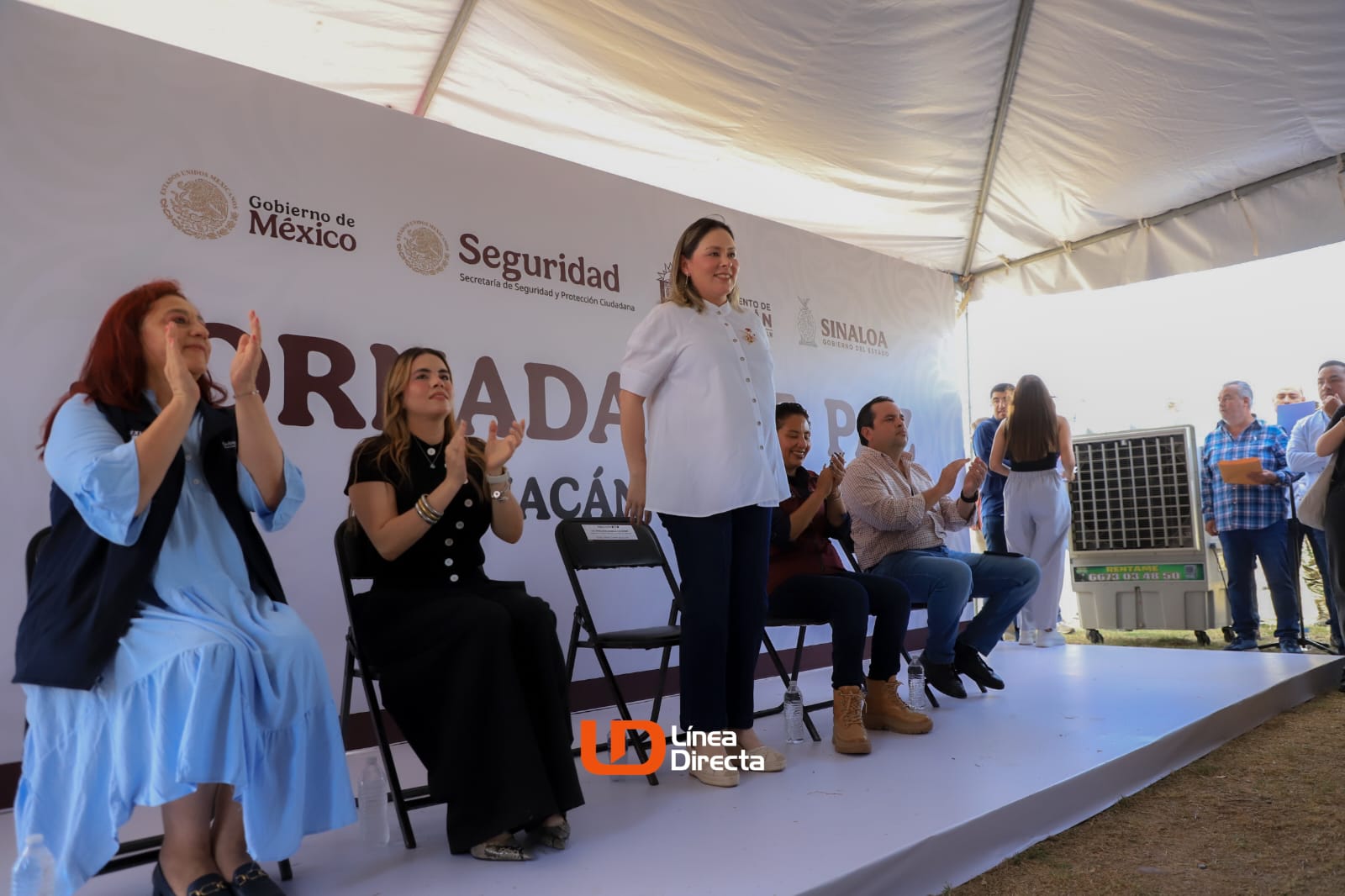 Personas sentadas en una tarima en un evento, aparece la gobernadora Yeraldine Bonilla y la alcaldesa Miriam Ramos