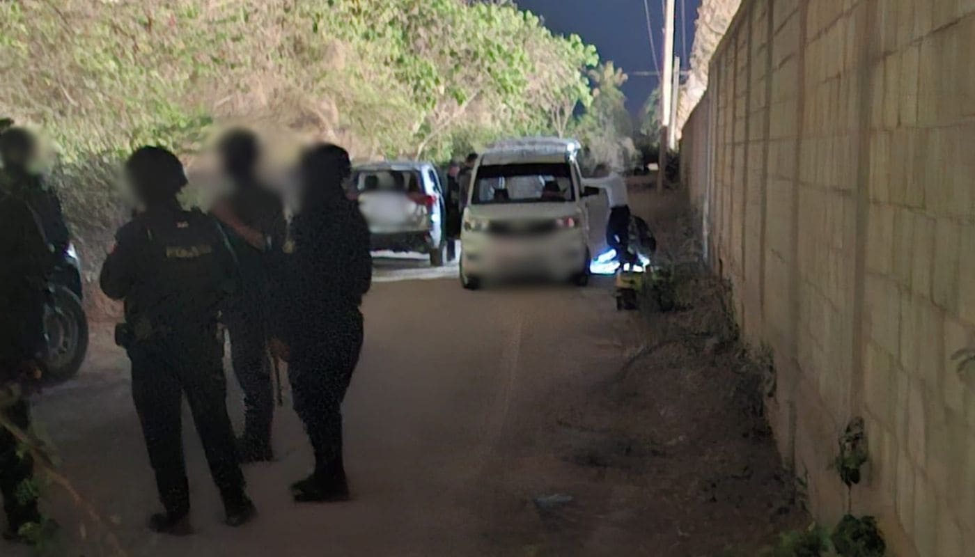Elementos de la Policía Estatal Preventiva junto a una camioneta blanca