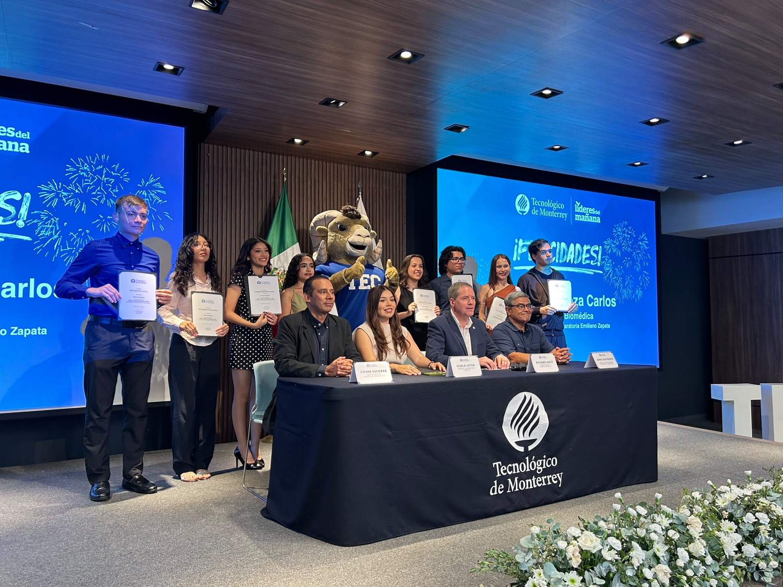 Jovenes recibiendo reconocimiento