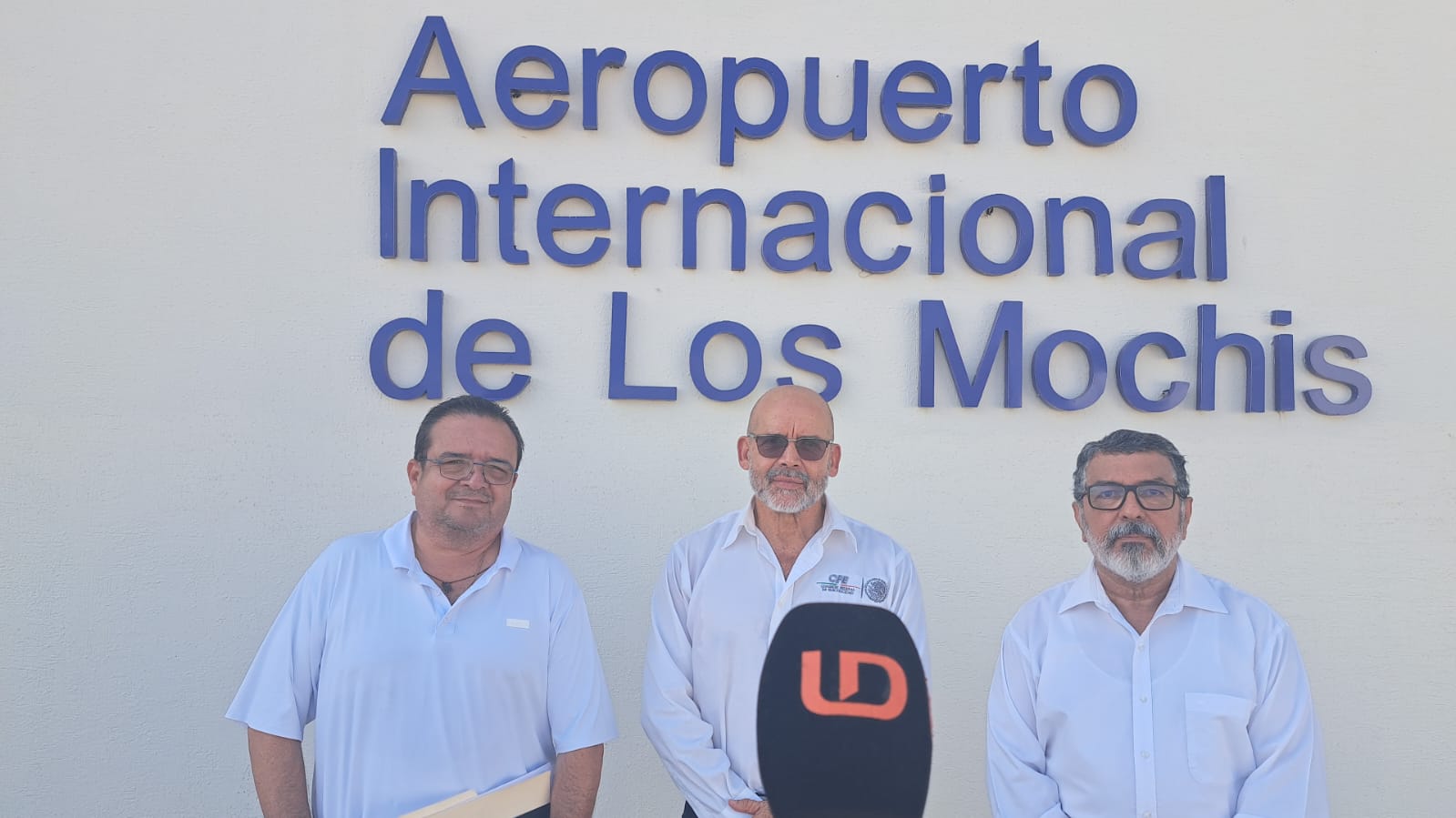 Jubilados de confianza de CFE afuera del aeropuerto de Los Mochis.