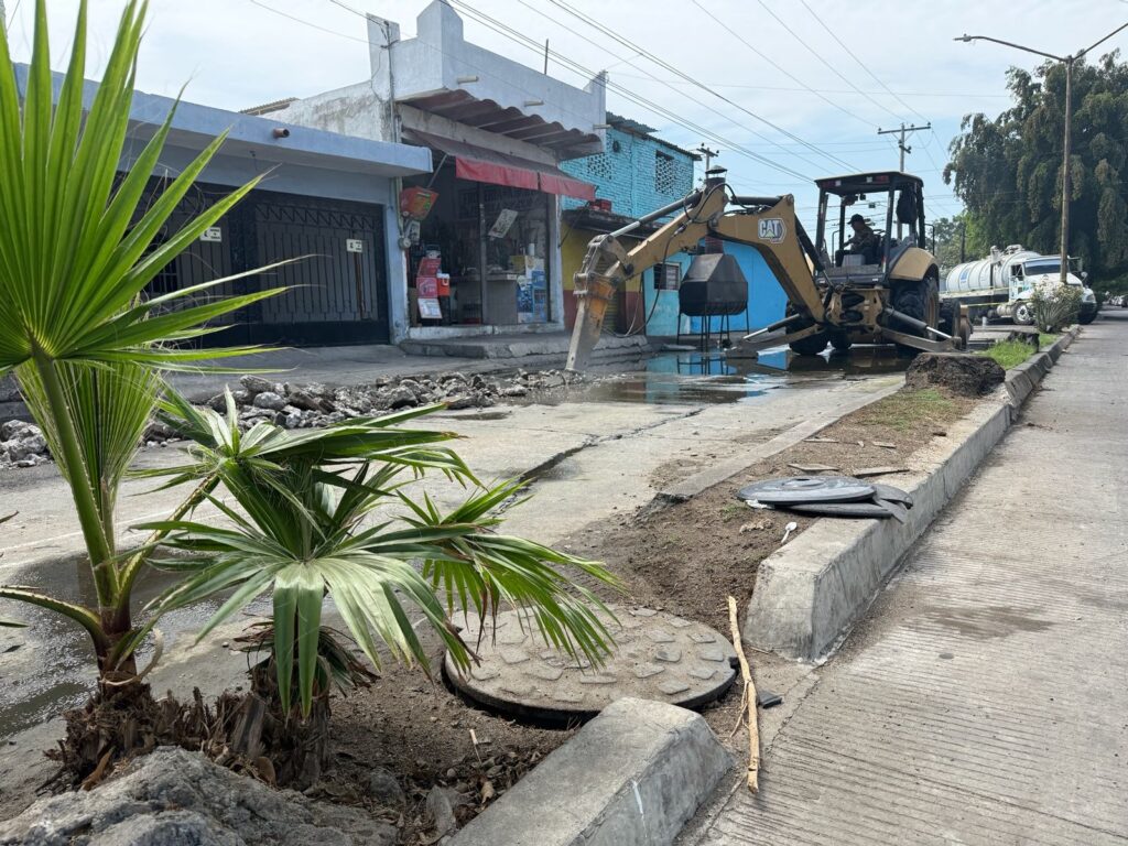 Maquinaria en reparaciones hechas por personal de Jumapam.