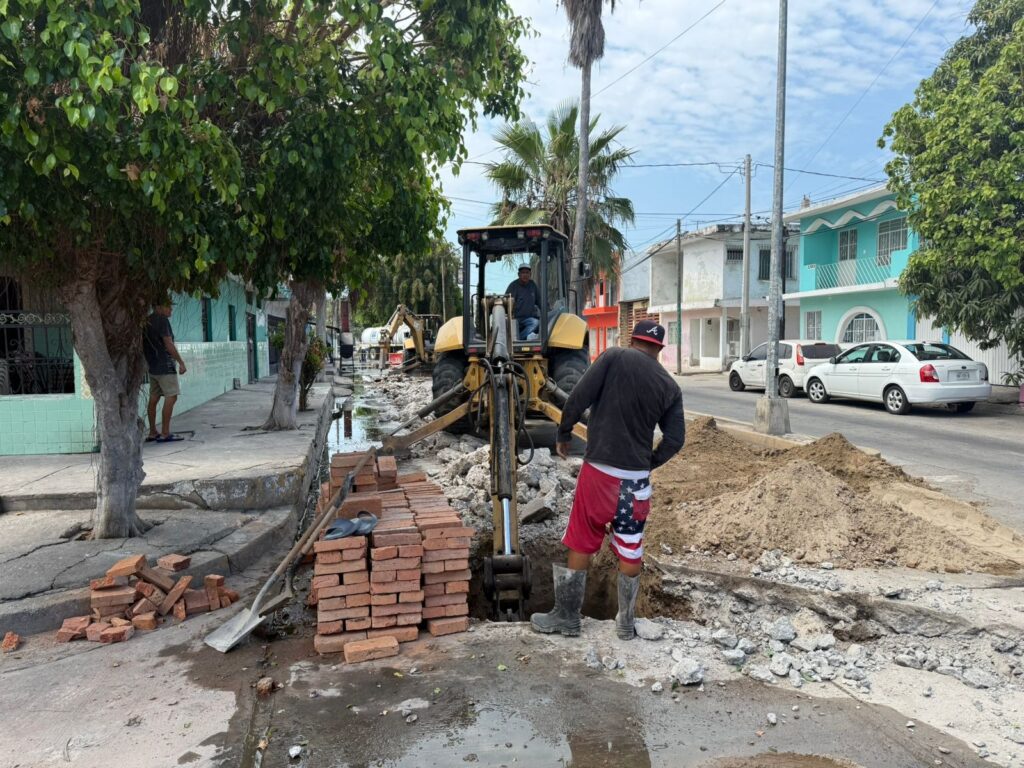 Persona del Jumapam realizando trabajos en zonas con irregularidades.
