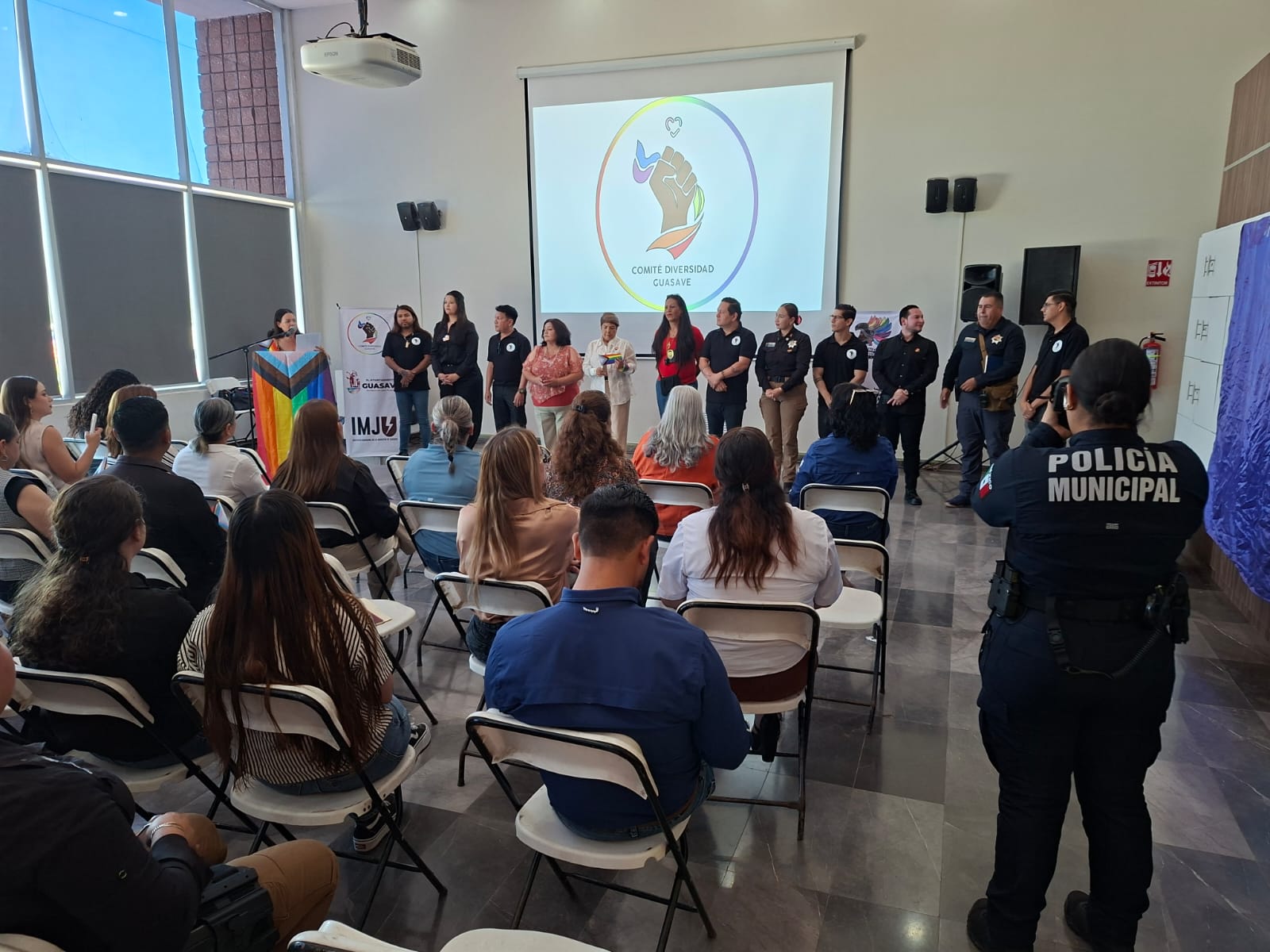 Policías en Guasave en capacitación con una bandera de la comunidad LGBT+