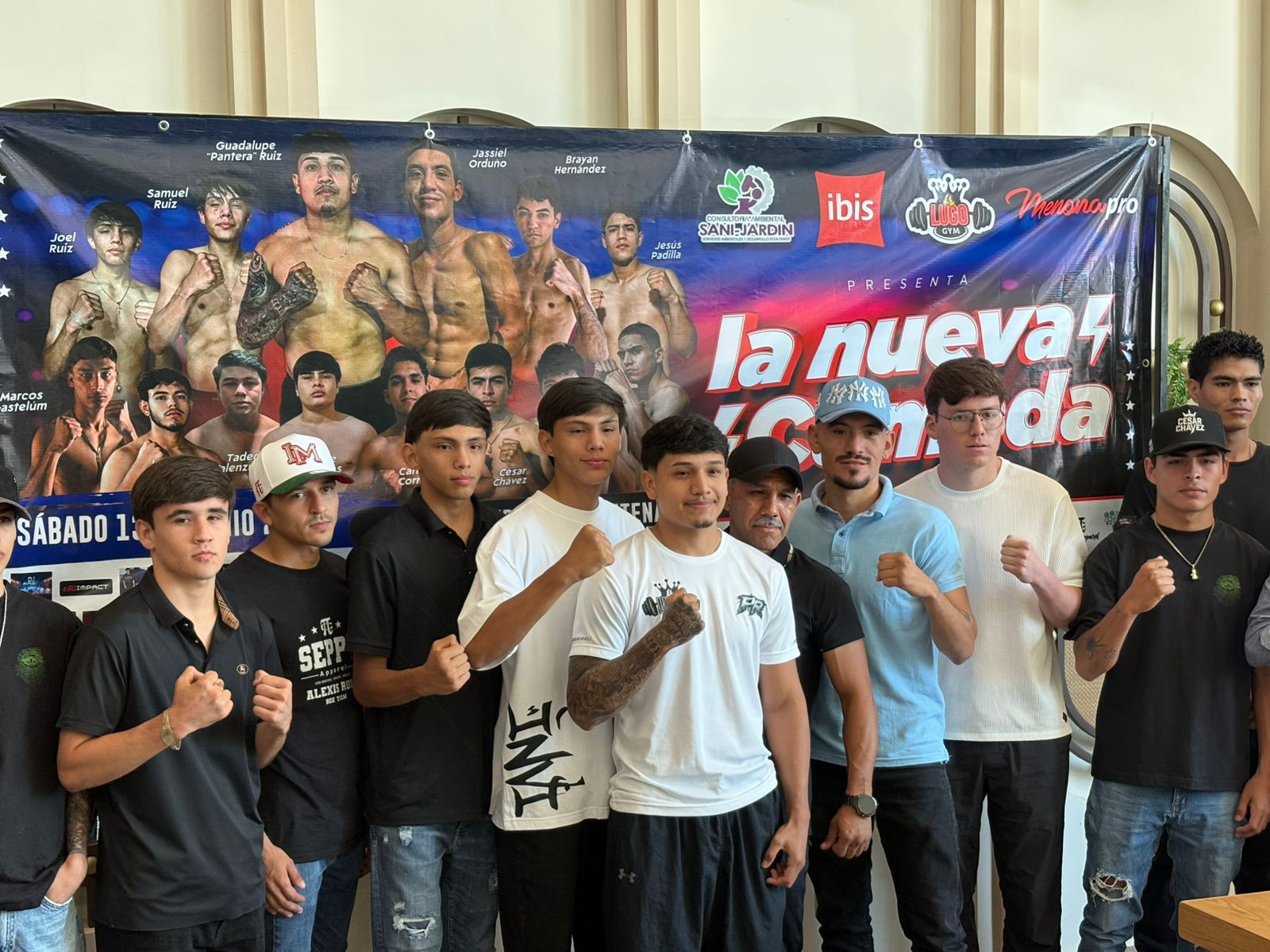 Boxeadores con el puño y una lona con función de boxeo