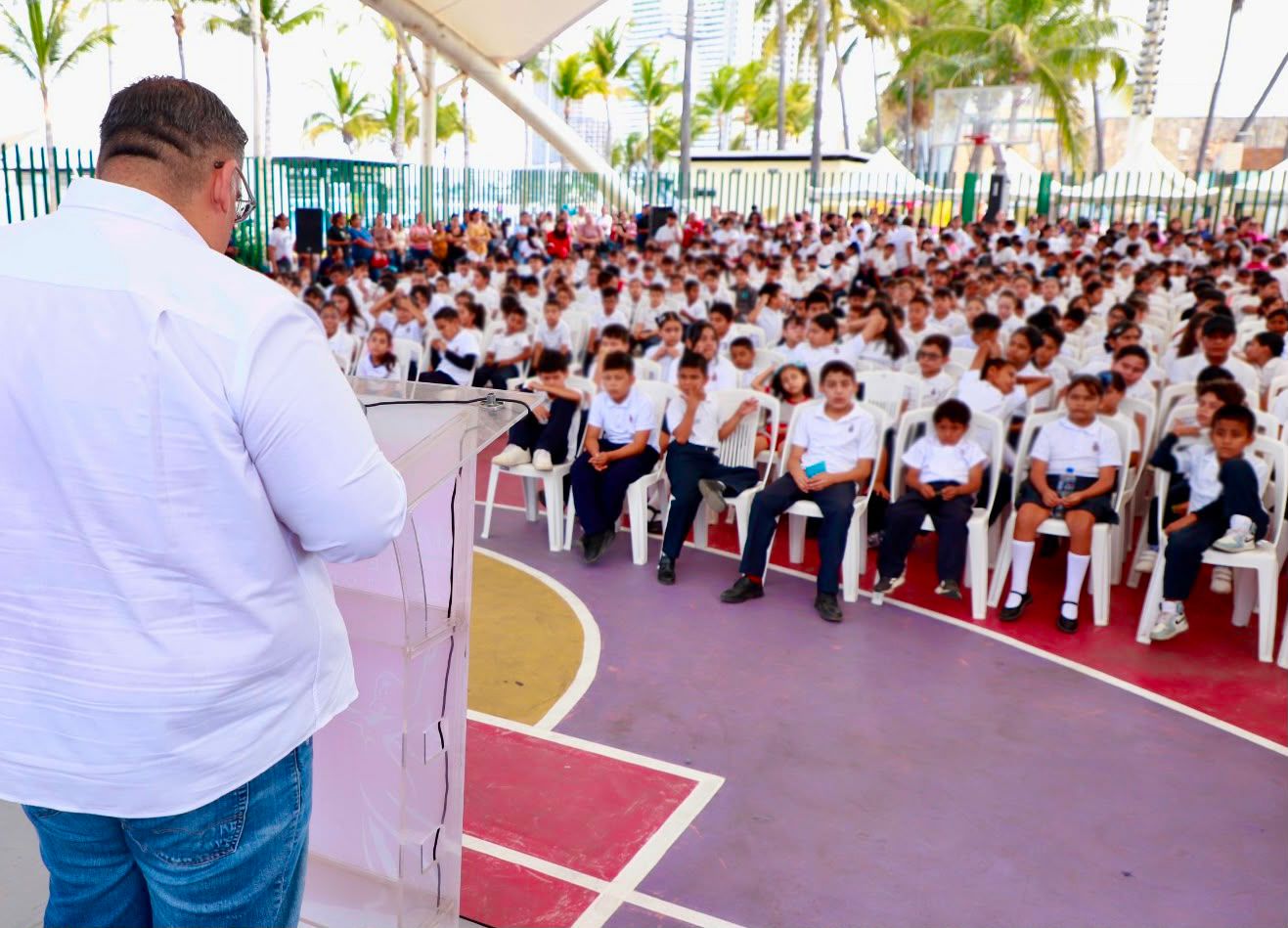 Niños sentados en filas