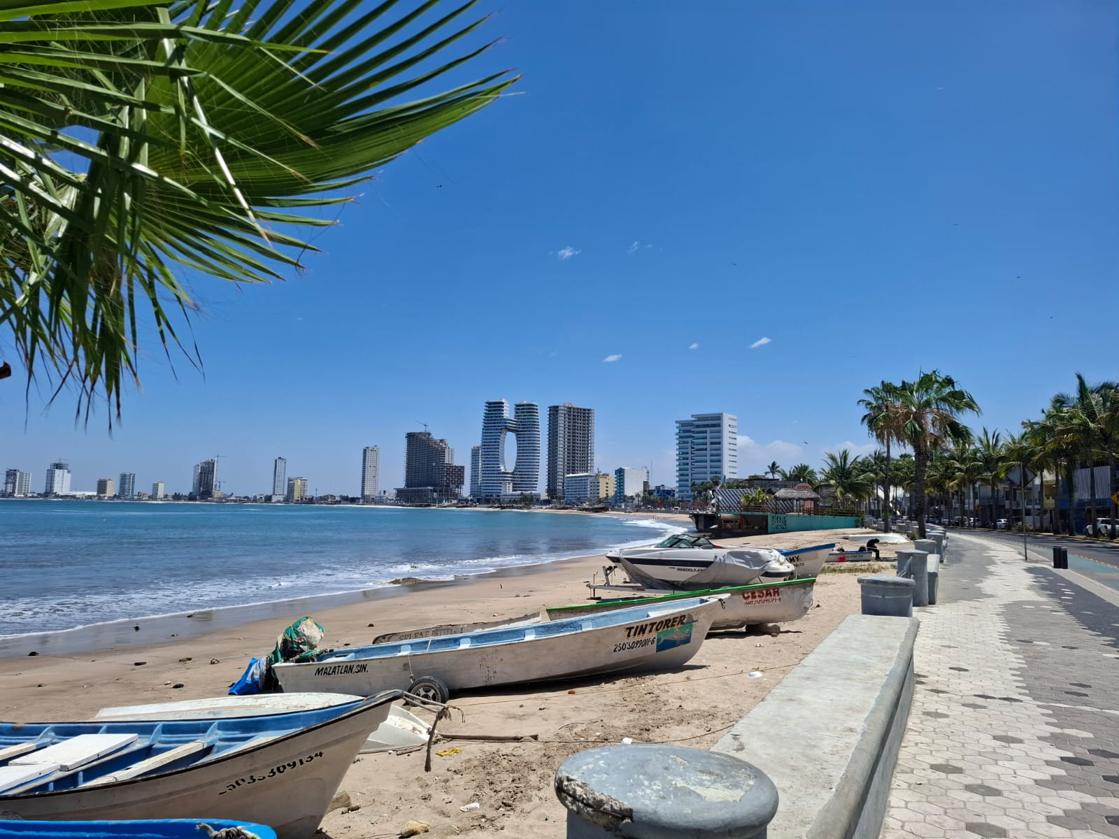 lanchas a la orilla de la playa