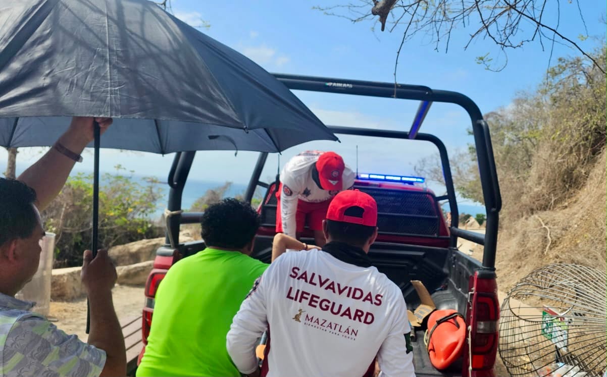 Elementos de Salvamento Acuático auxiliando a la mujer lesionada.