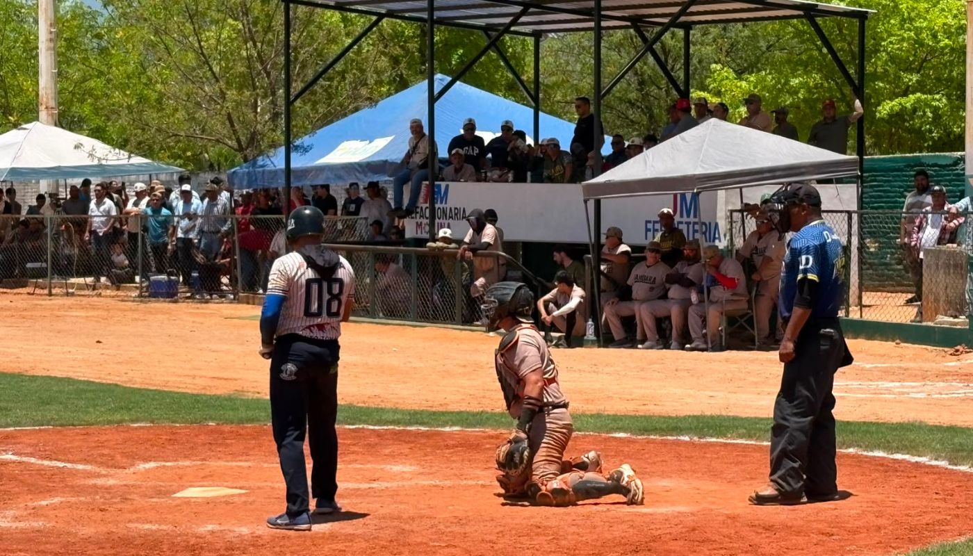 Jugadores de beisbol en un estadio durante un juego