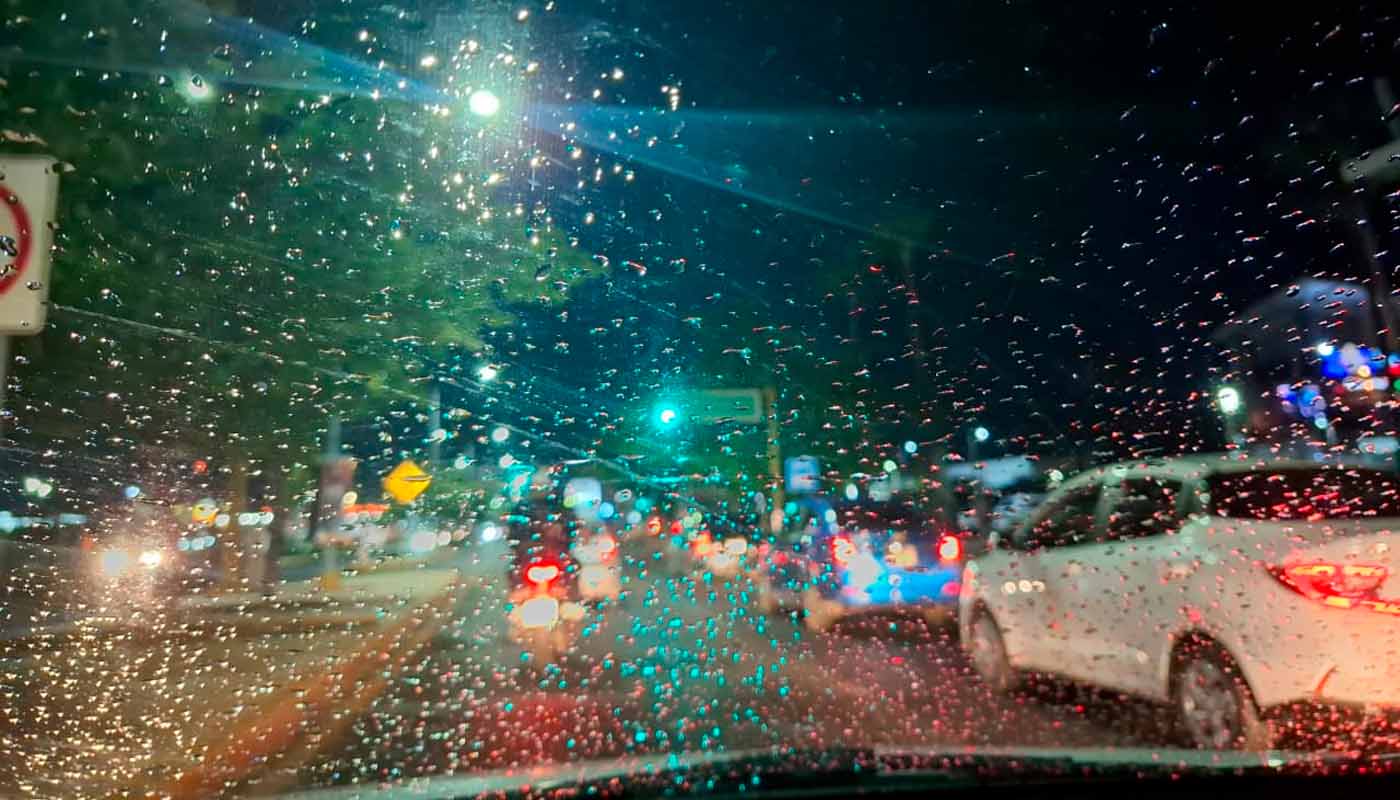 Ligeras lluvias de noche en Mazatlán