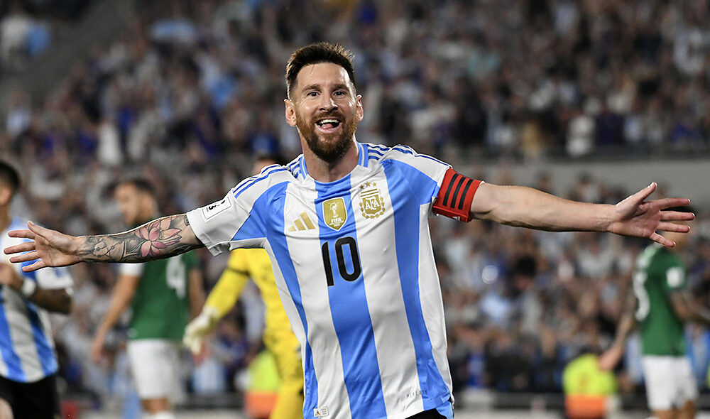 Lionel Messi con la jersey de Argentina con los brazos abiertos