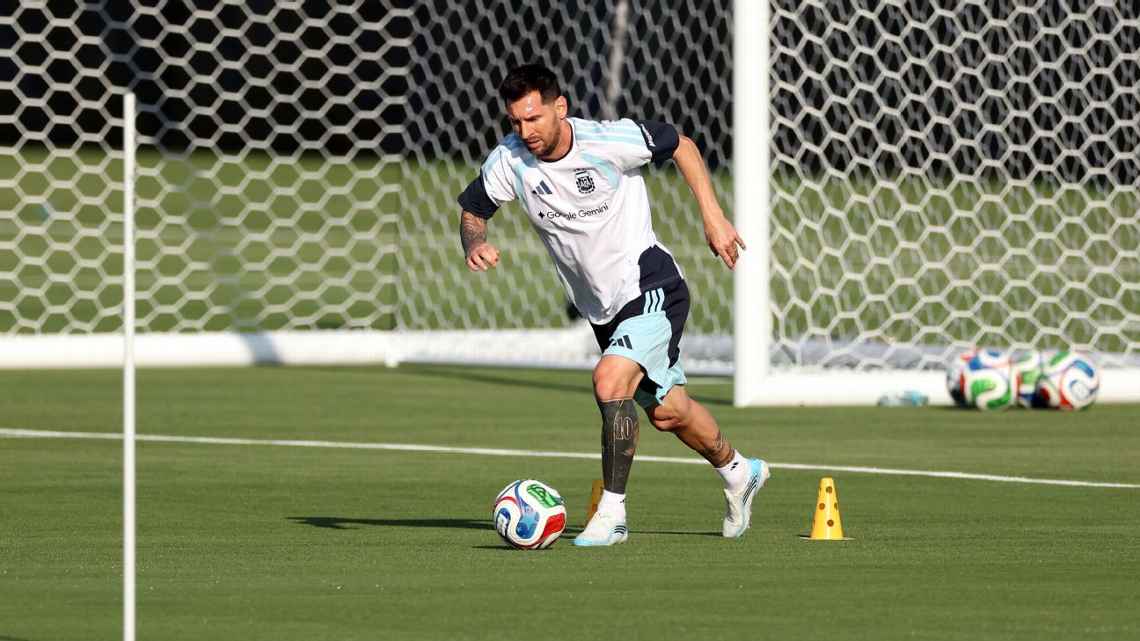 Messi durante un entrenamiento en el campo