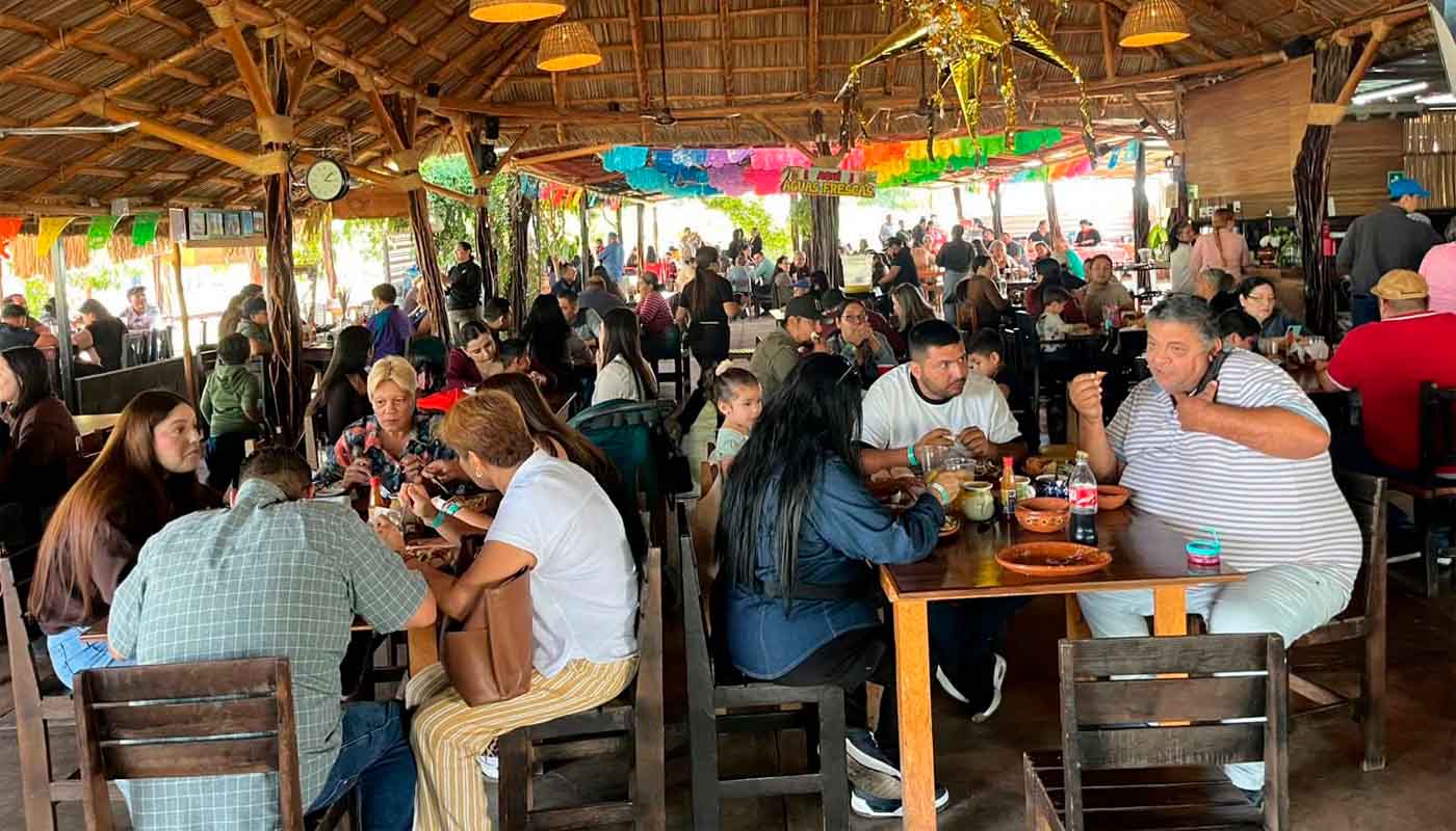 Llevan a comer a padres en Guasave