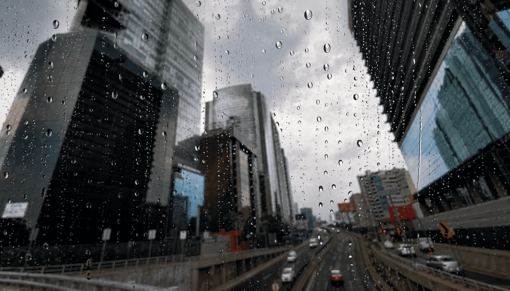 Lluvias en la Ciudad de México a través de un cristal