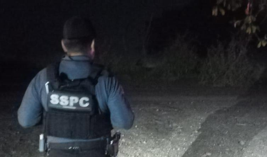 Elementos de la SSPC localizan el cuerpo de un hombre sin vida en un camino de terracería
