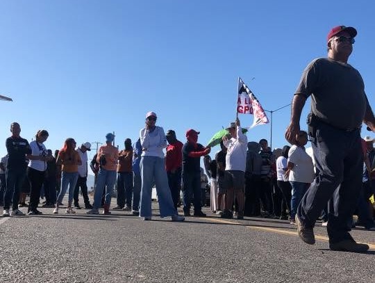 Manifestantes en la cale con pancartas
