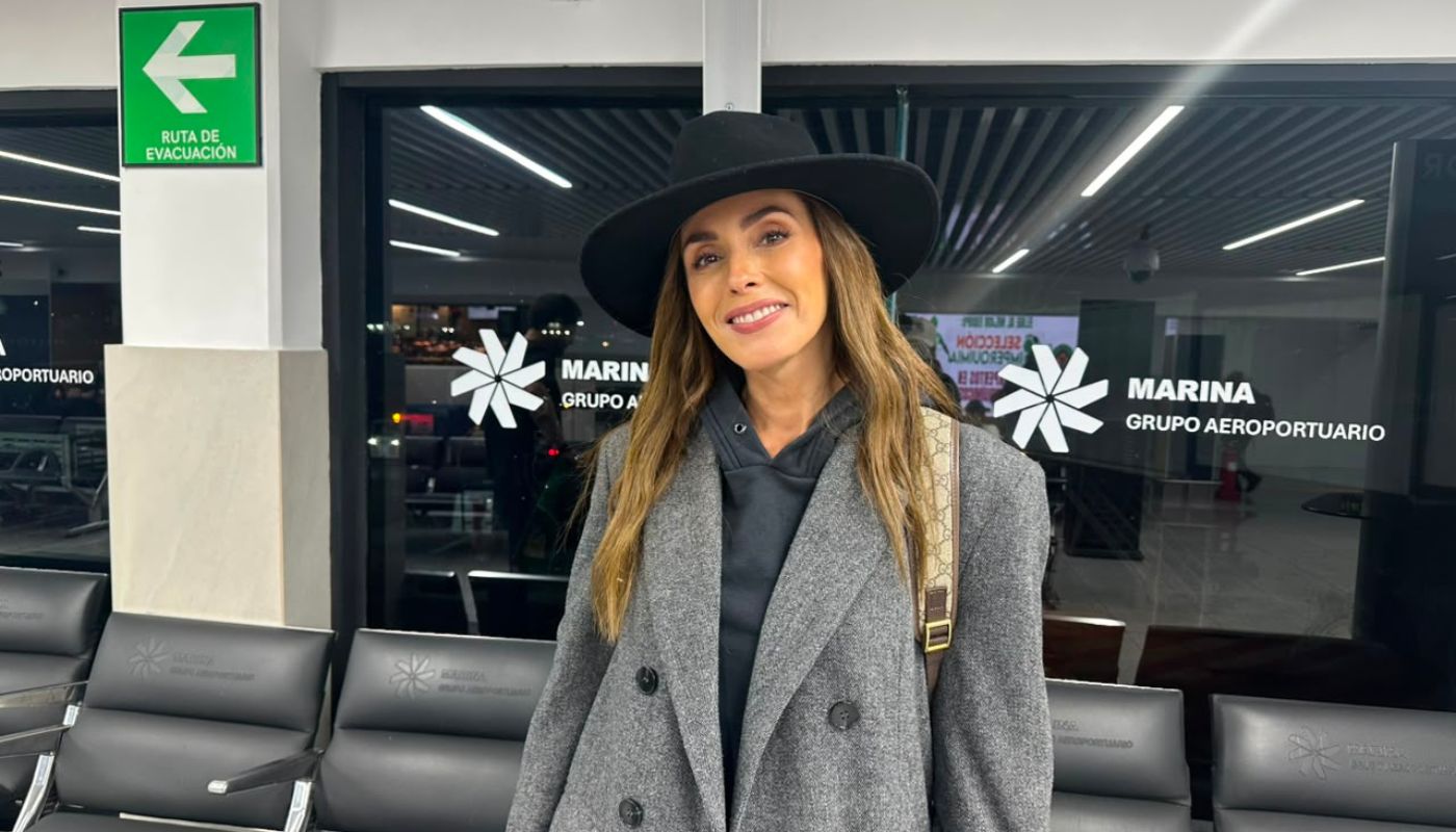 La actriz sinaloense, Mar Contreras en un aereopuerto