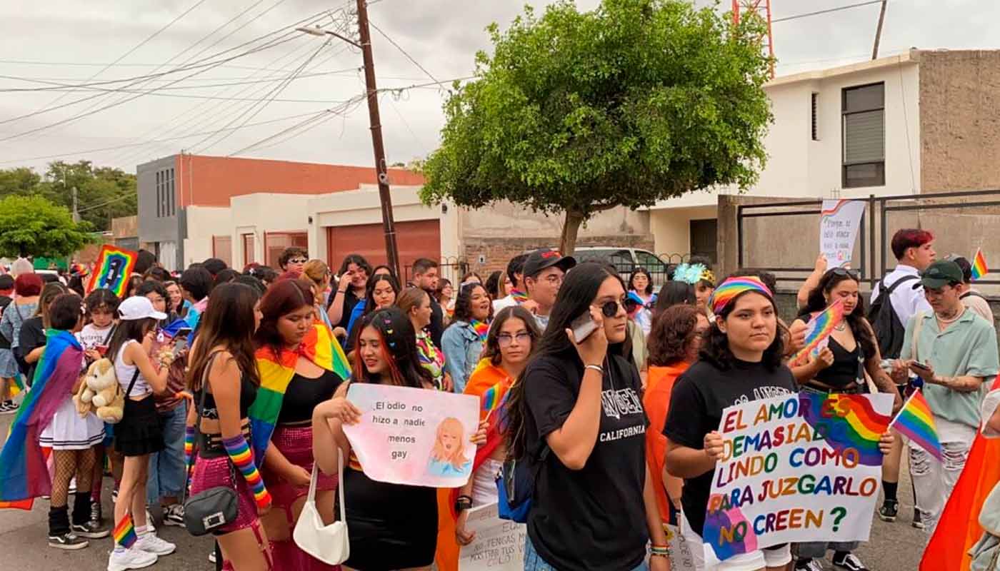 Marcha de la comunidad LGBT en Guasave
