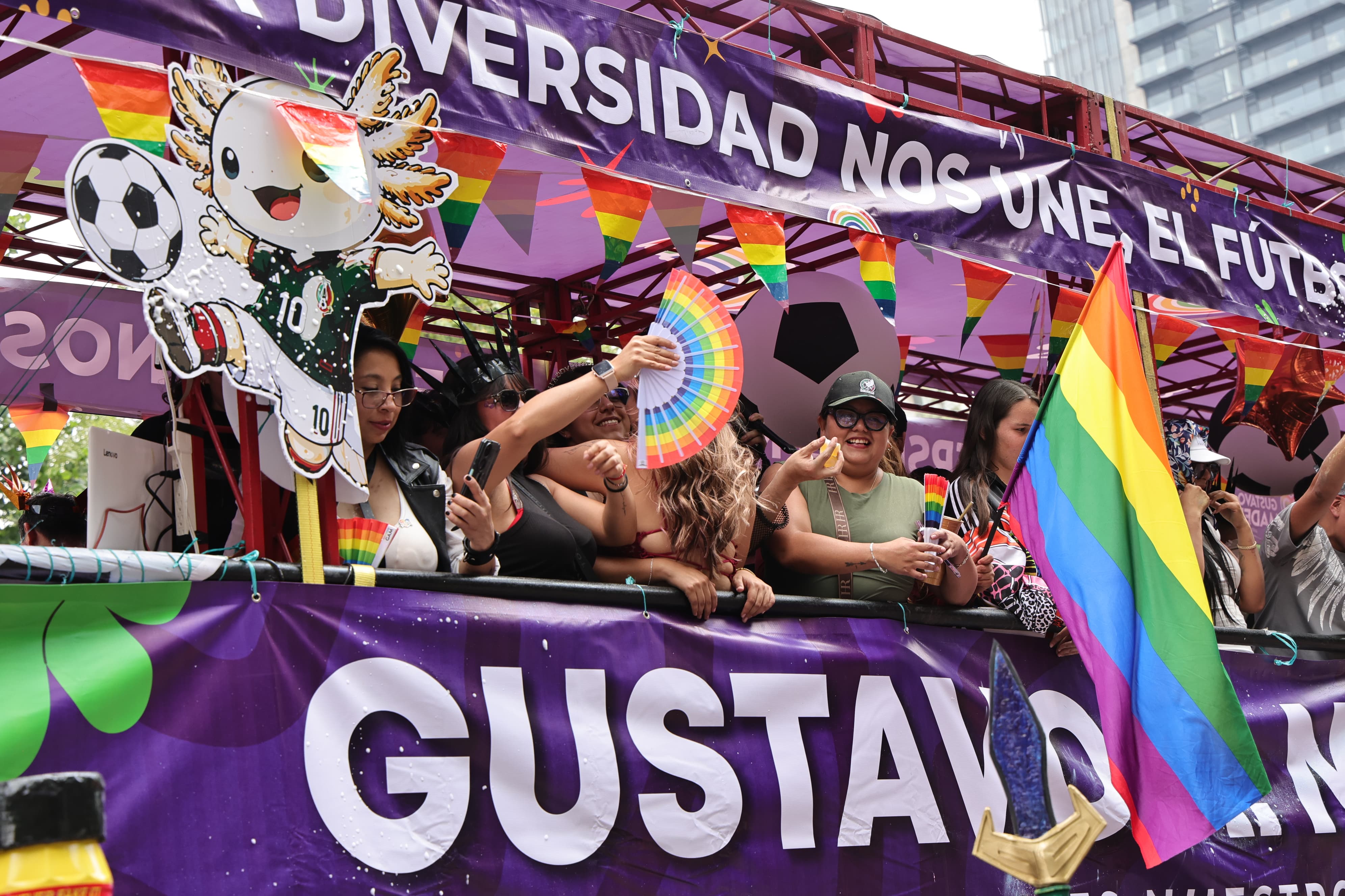 Marcha del Orgullo LGBT+ concluye con saldo blanco y reúne a 550 mil personas en CDMX