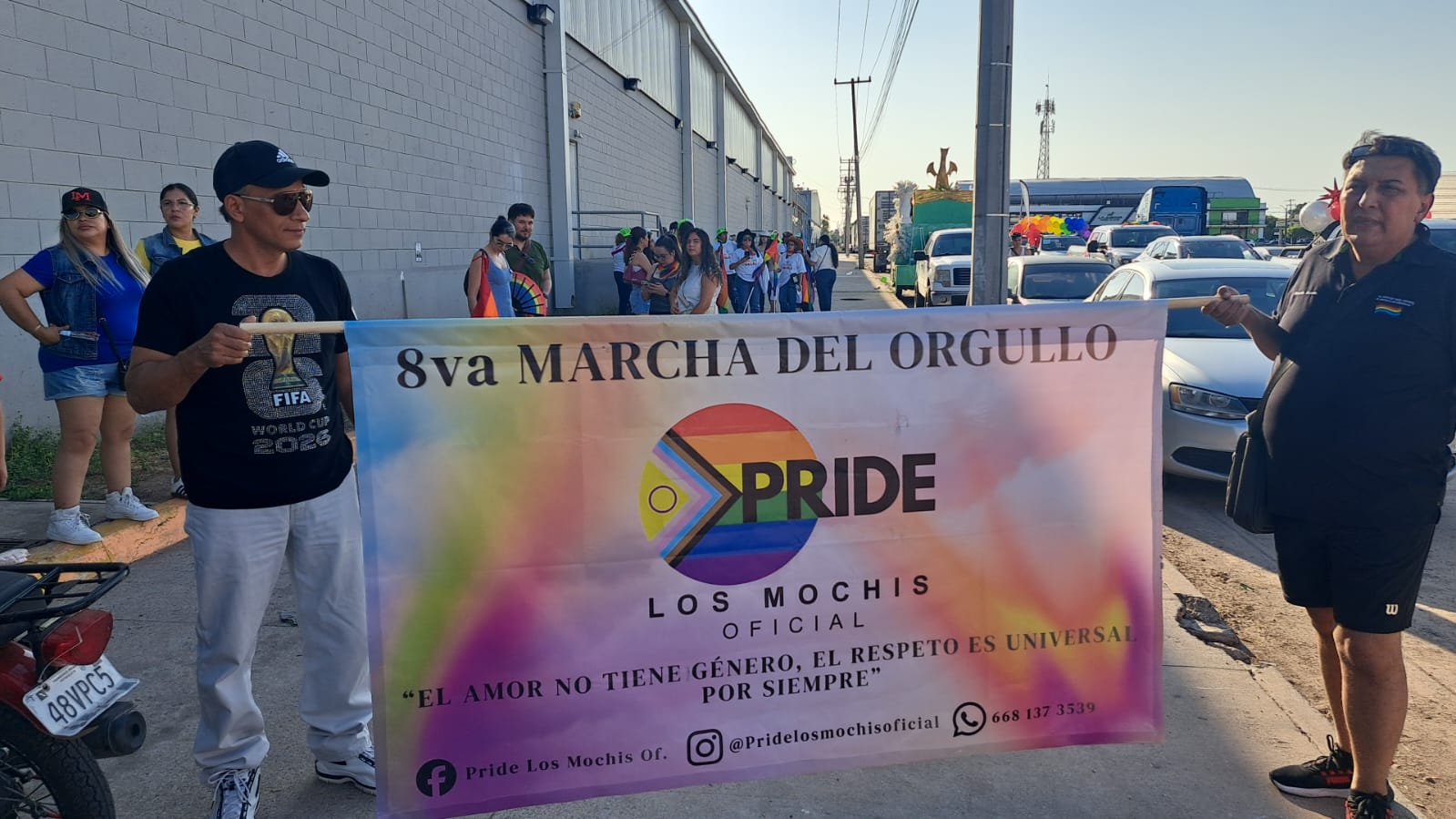 Personas cargando un banner alusivo al pride
