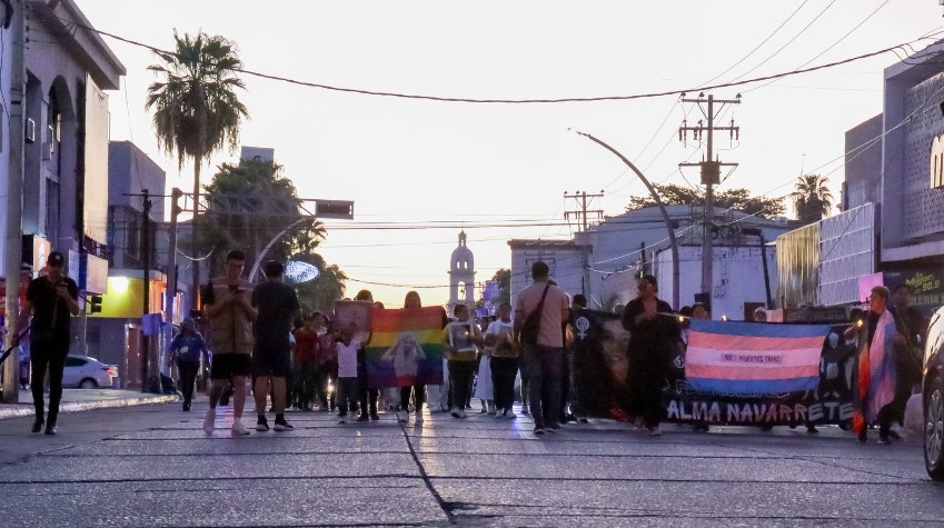 Personas de la comunidad LGBT+ marchando en el centro de Los Mochis