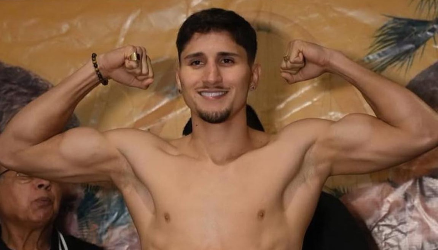 Marco Verde con los brazos arriba y una sonrisa