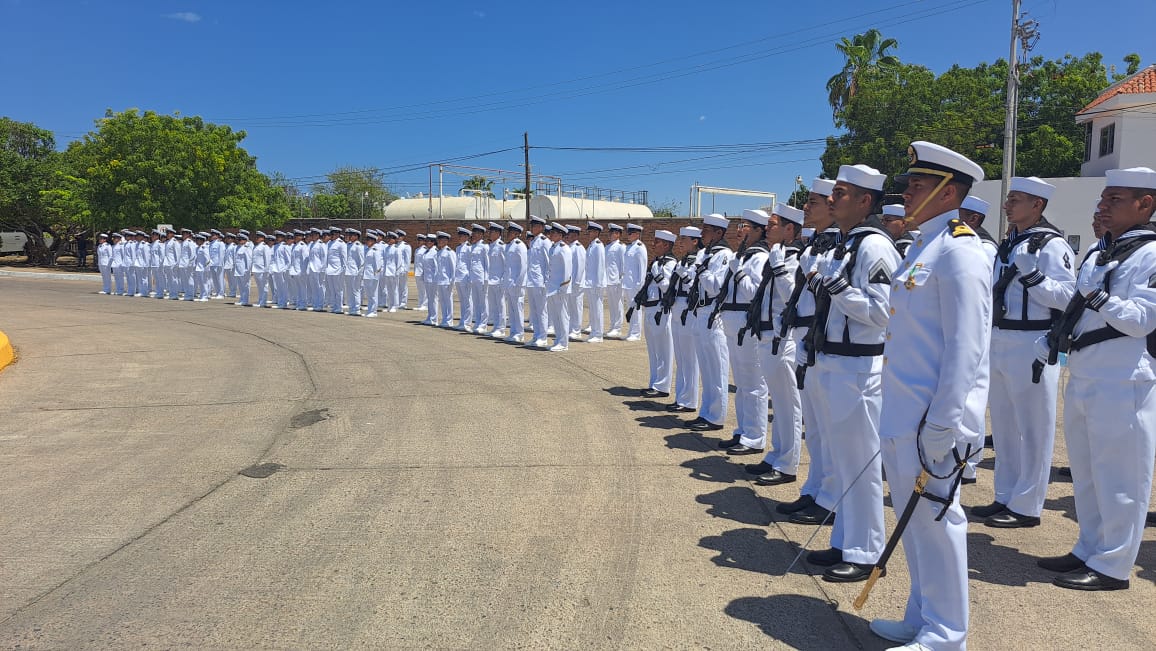 Personas con vestimenta blanca y armas