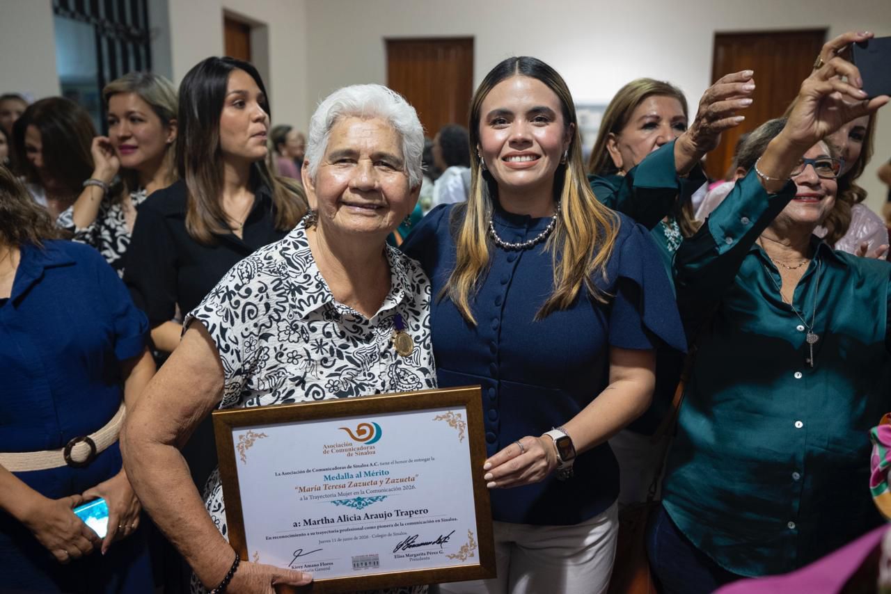 Martha Alicia Araujo Trapero junto a la alcaldesa de Culiacán tras recibir el mérito “María Teresa Zazueta y Zazueta”.