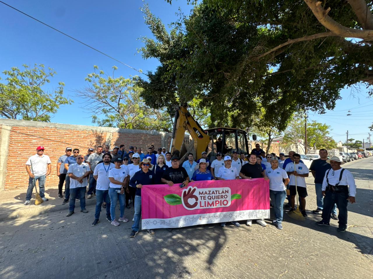 Personas con playera blanca y un cartel de Mazaltán