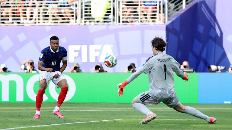 Kylian Mbappé anotando gol