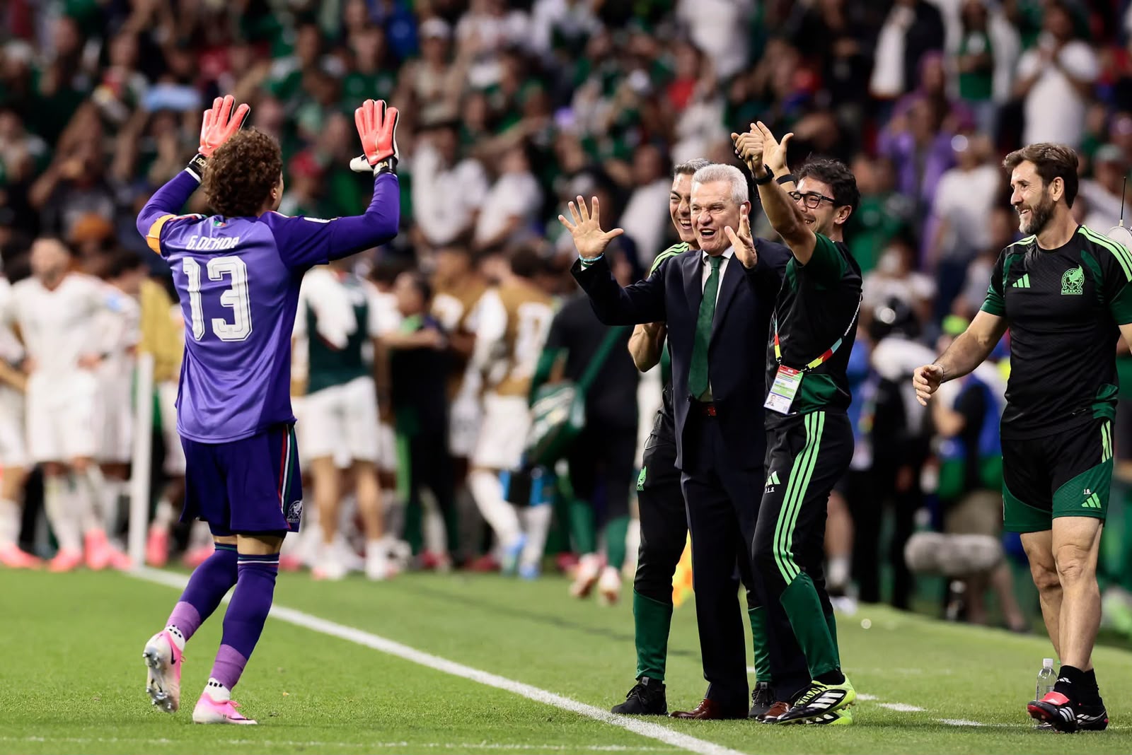 “Memo” Ochoa celebrando junto a Javier Aguirre.