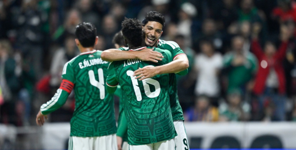 Raúl Jiménez celebrando con un abrazo a un compañero