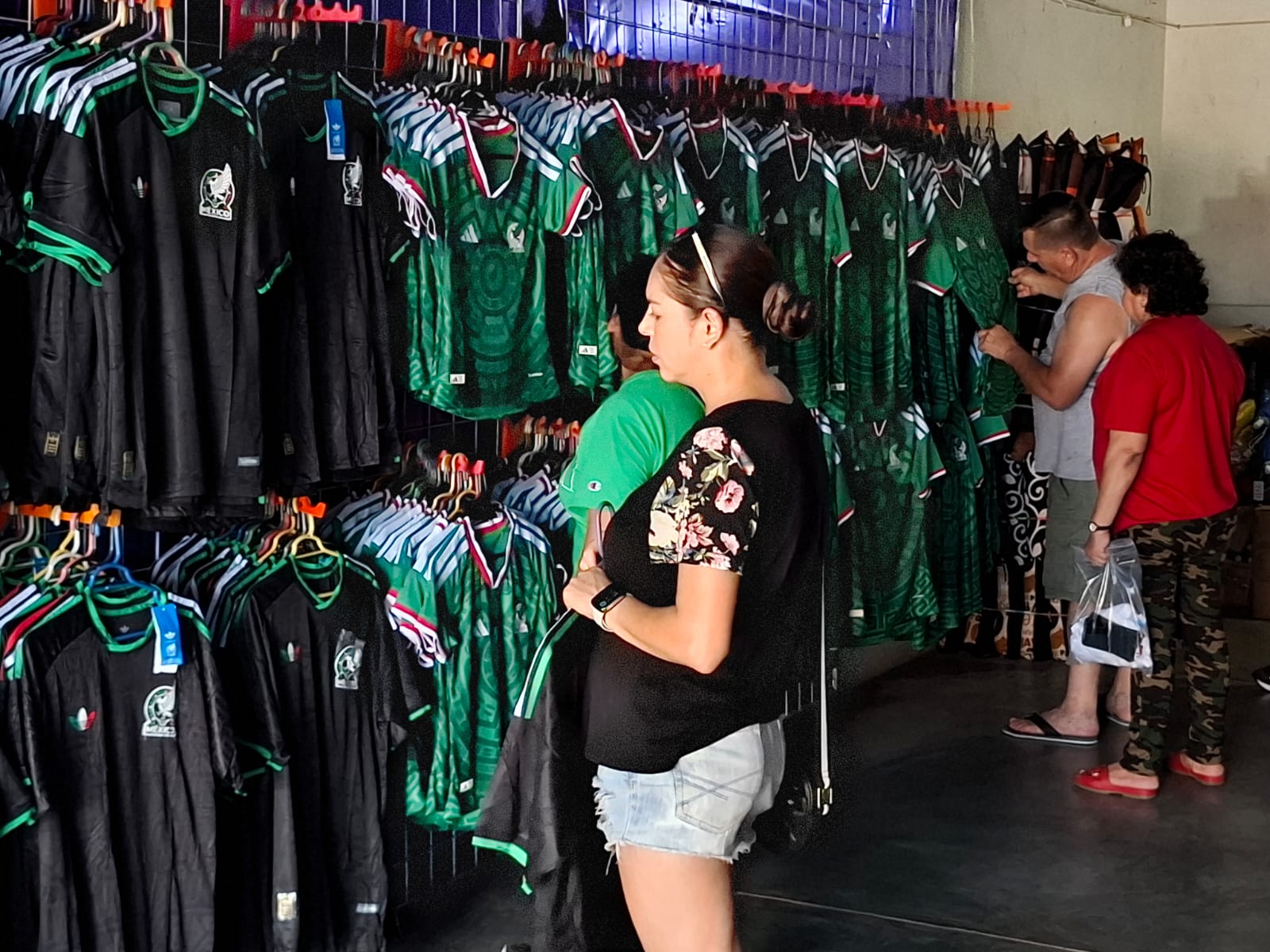 Jerseys de México con personas dentro de la tienda