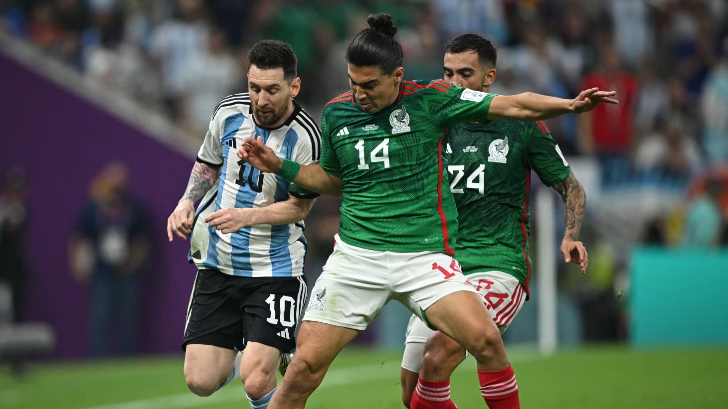 Lionel Messi junto a dos jugadores de México por un balón