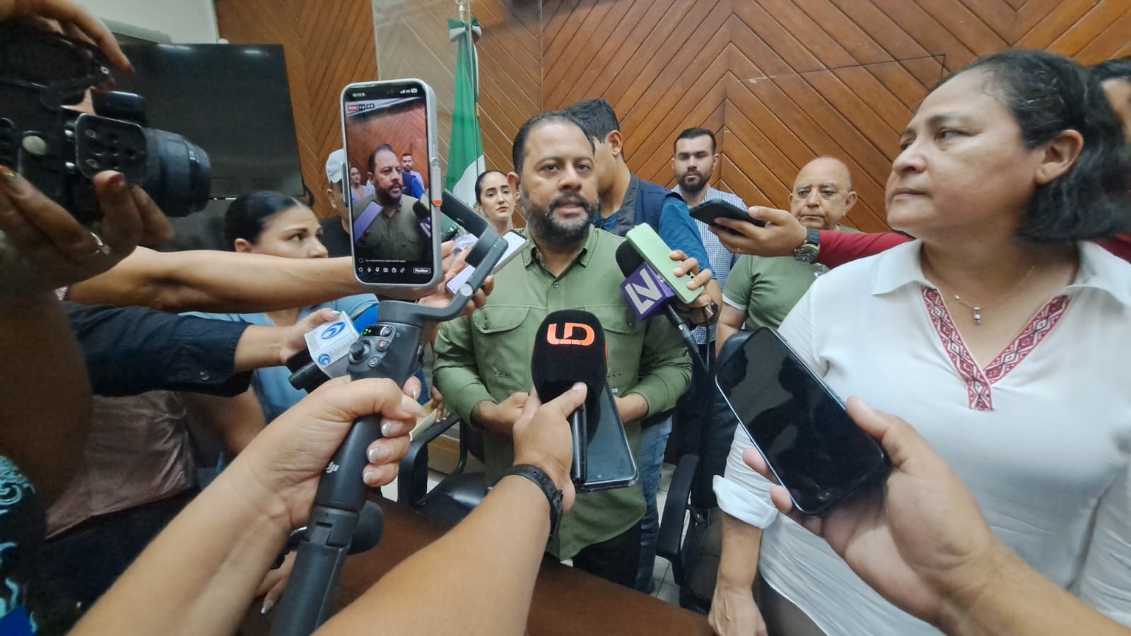 Moisés Ríos Pérez hablando con los medios