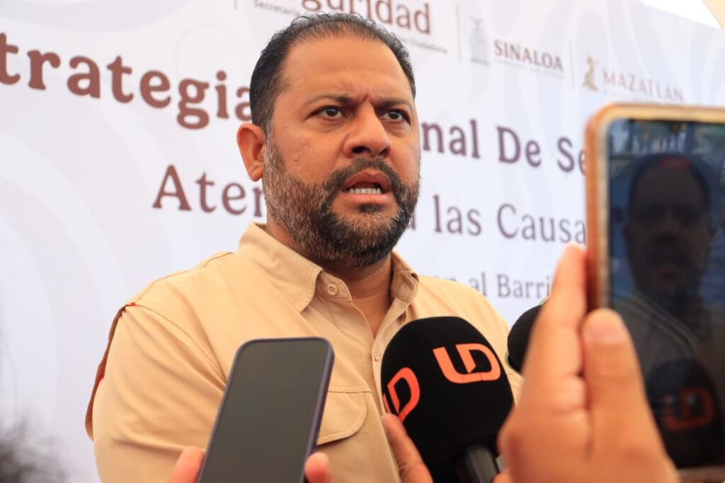 Moisés Ríos Pérez hablando con los medios