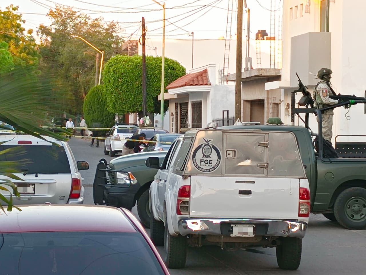 Peritos y militares en el lugar del asesinato.