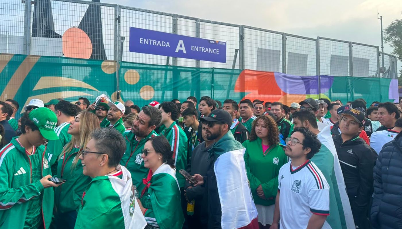 Personas con atuendos de la Selección Mexicana afuera del estado Ciudad de México, con banderas