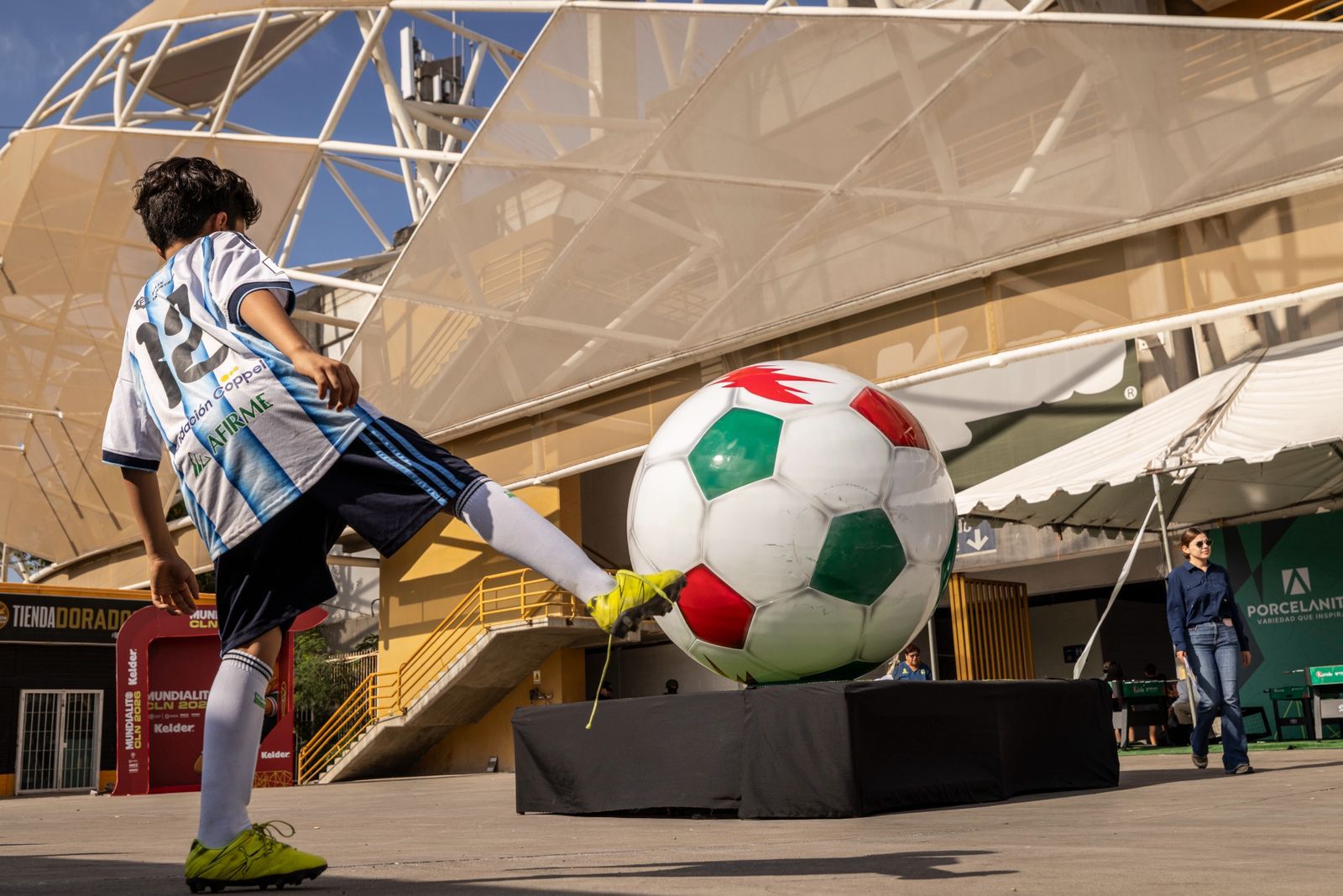Niño con jersey de Argentina con un balón grande