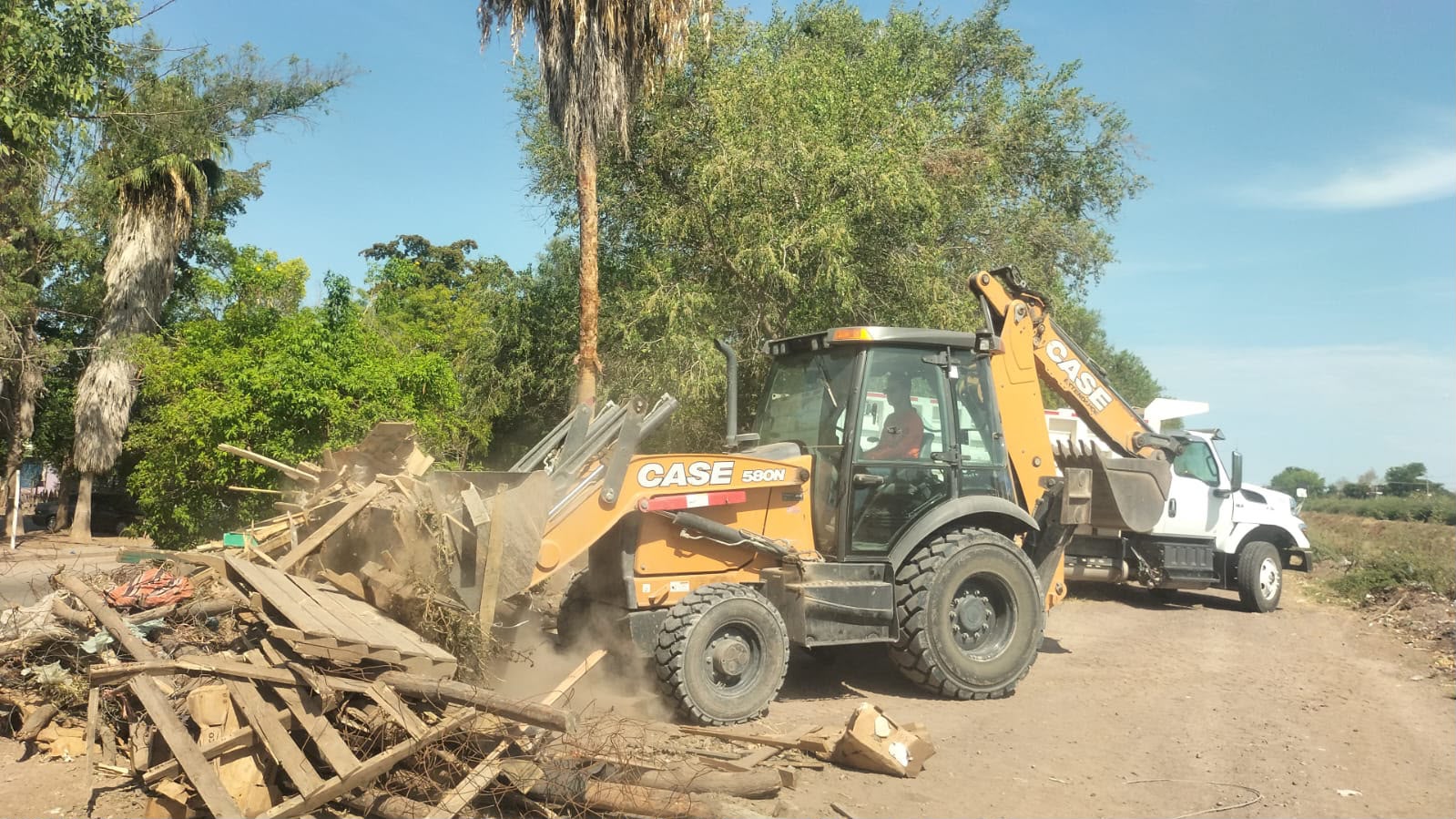 Retiran los comercios construidos sobre el camellón central del bulevar Agustina Ramíre