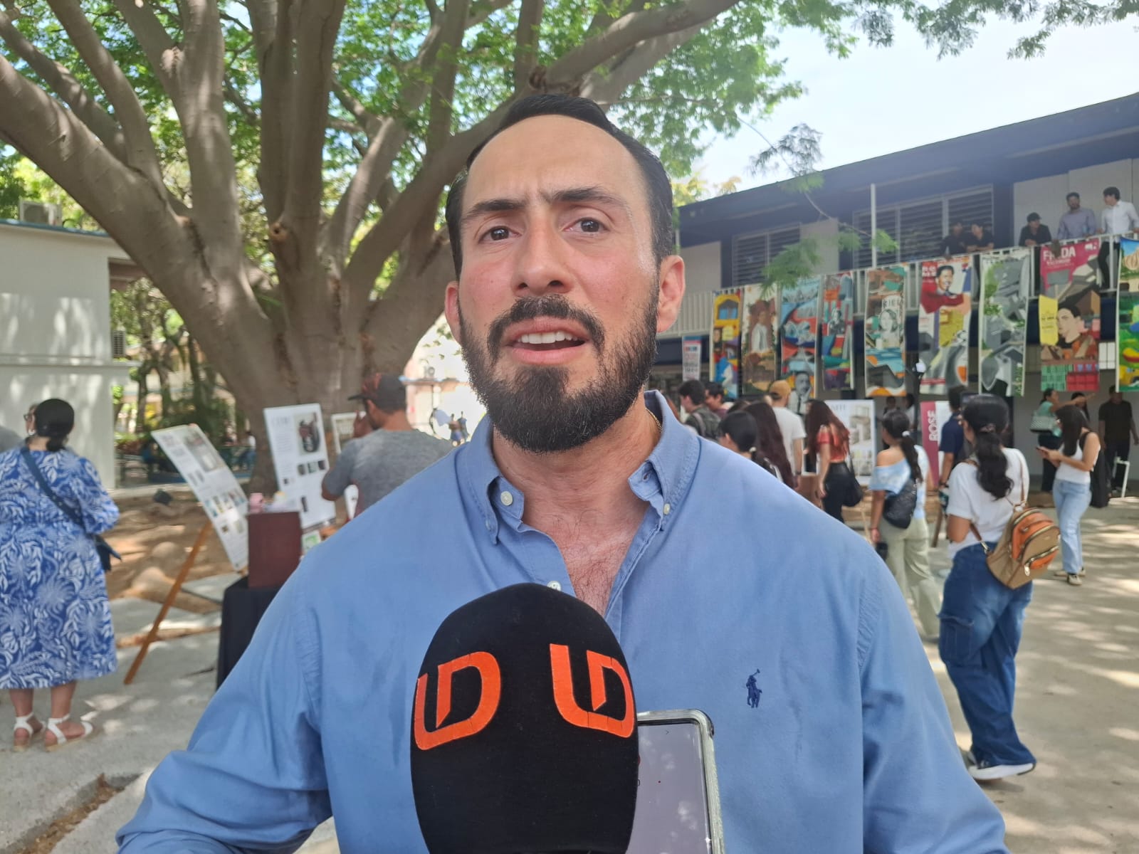 Martín Gallardo Noriega hablando a micrófono