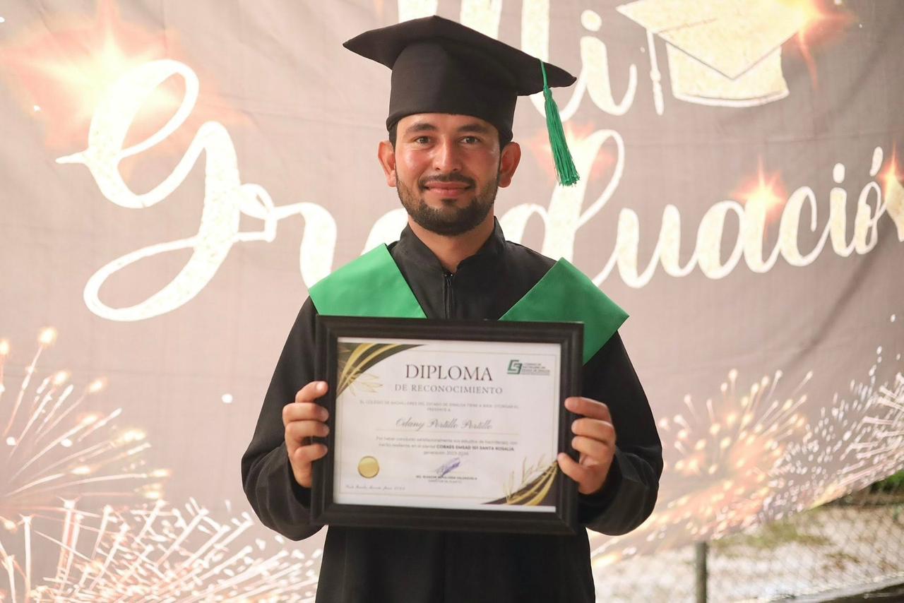 Odany Portillo sosteniendo su certificado al graduarse de Cobaes.