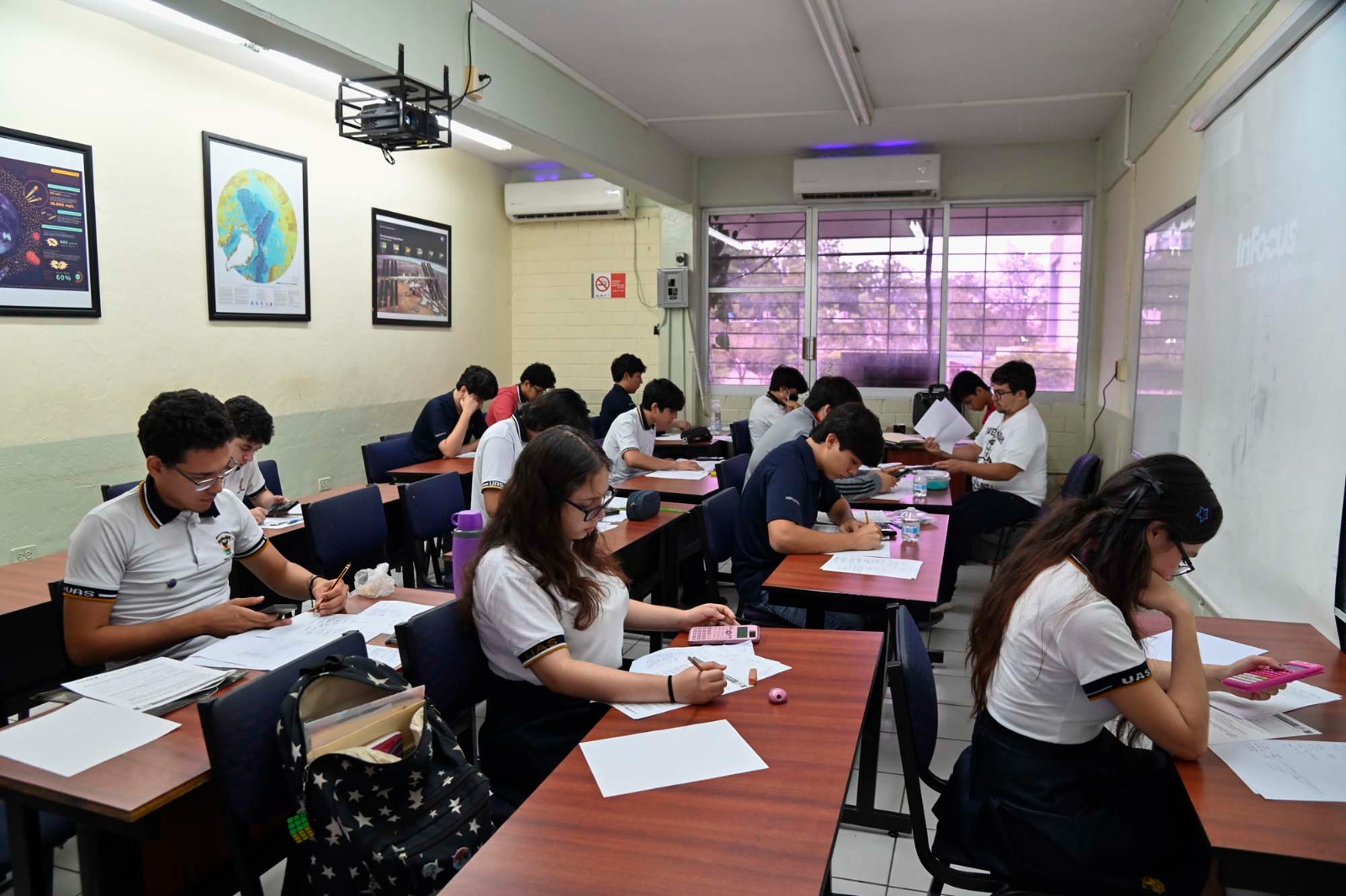 Estudiantes realizan Olimpiada Estatal de Astronomía