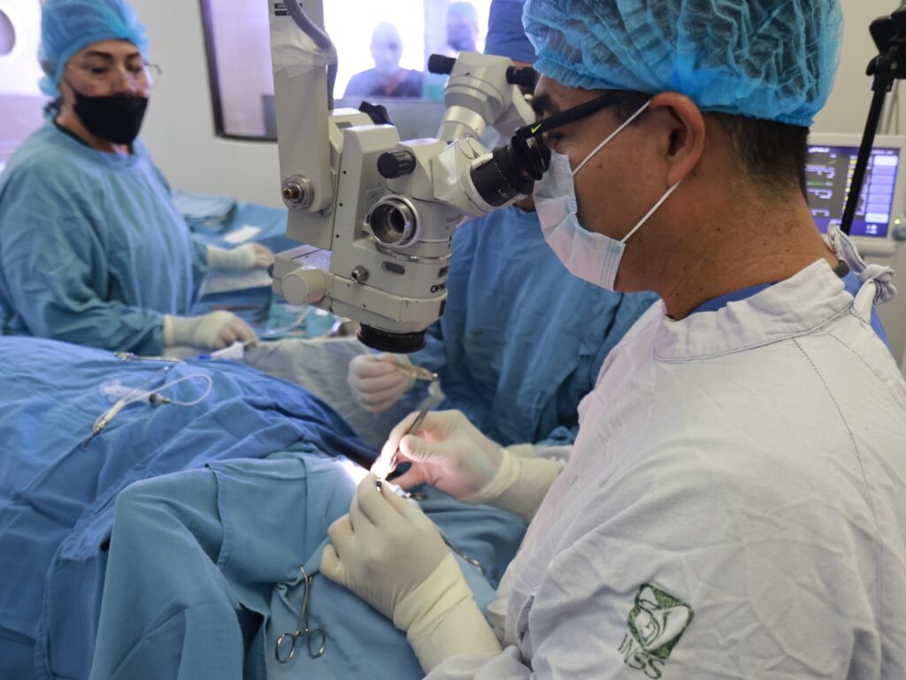 Doctores en operación de cornea