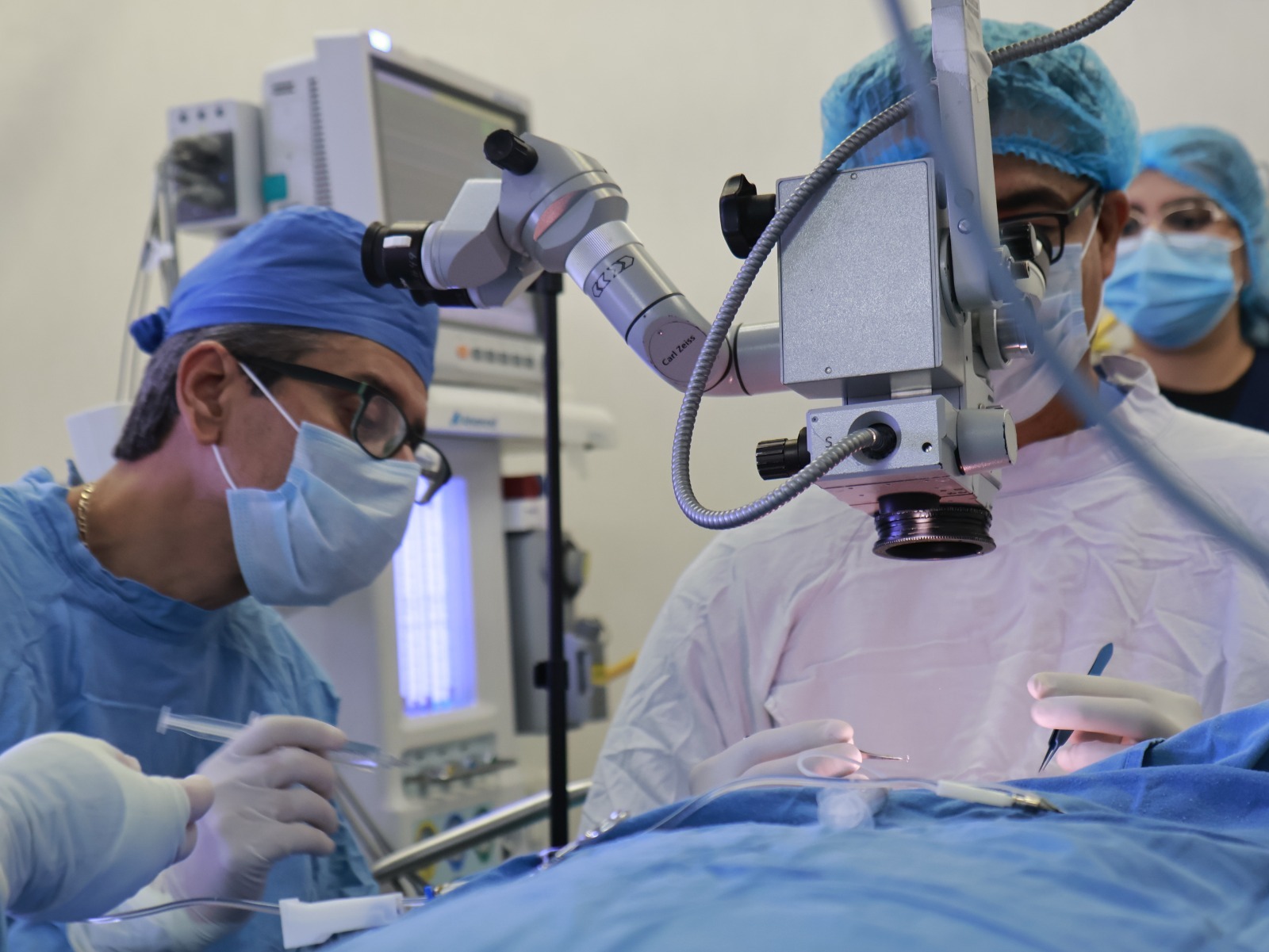 Dos doctores en operación